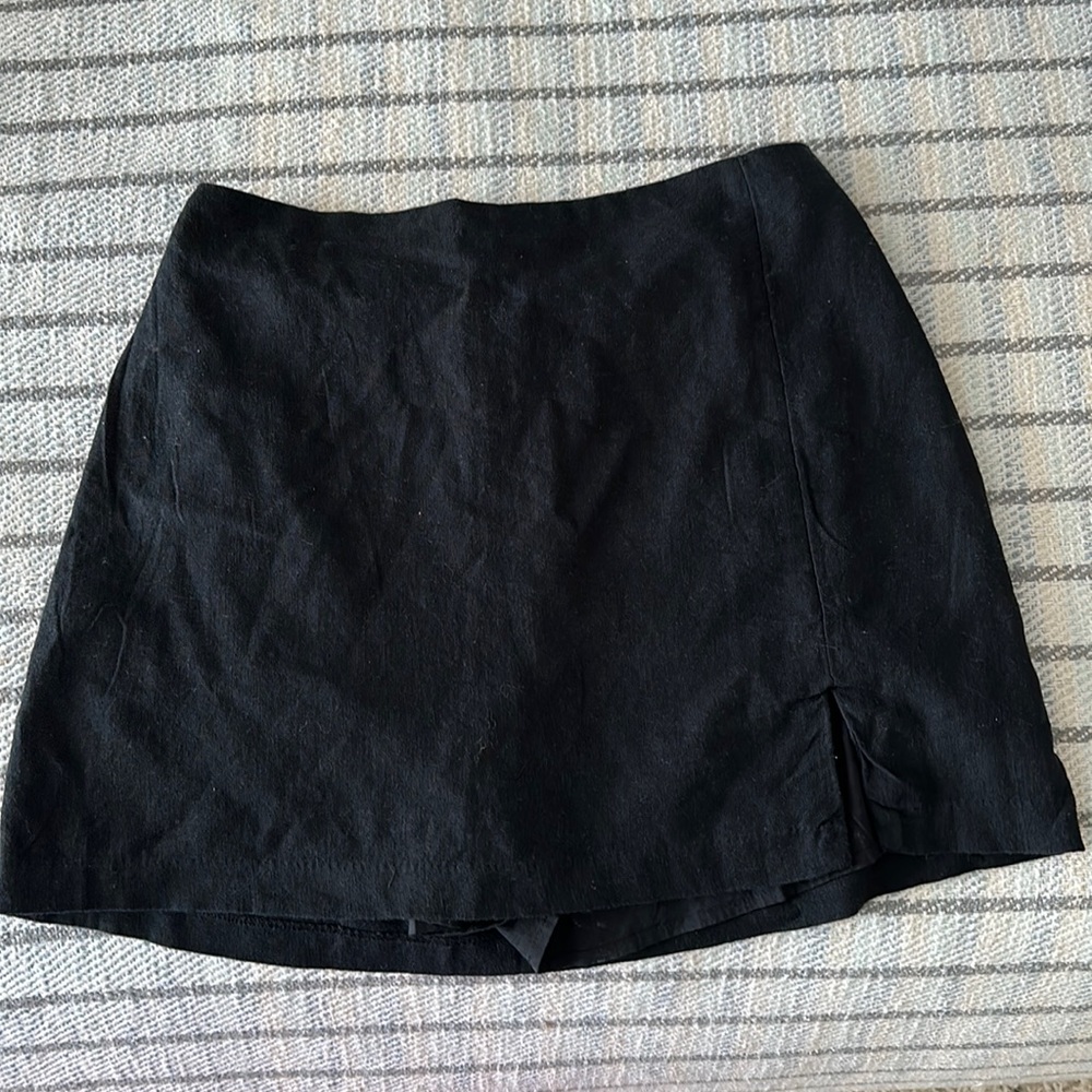Black size medium skort.